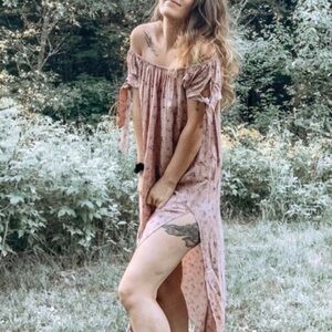 FLYNN SKYE - Dusty Pink Floral Off-Shoulder Maxi Dress